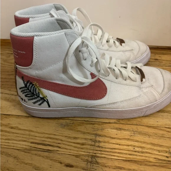Nike Blazer Mid 77 Catechu Women White Pink Embroidered Sneakers size 8.5 EUC - Picture 2 of 6